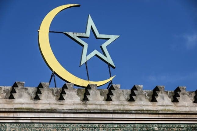 France closes mosque after 'unacceptable' preaching