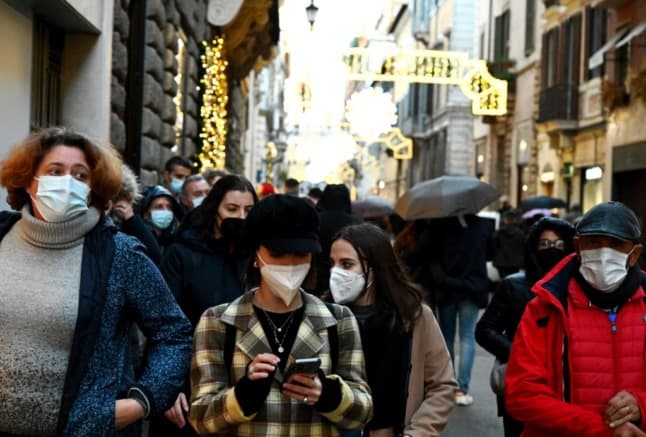 Covid-19: Italy makes outdoor mask wearing compulsory