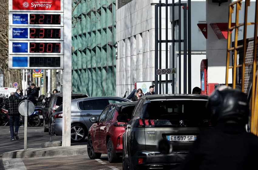 Food vouchers and €1-per litre: French supermarkets hold weekend of fuel discounts