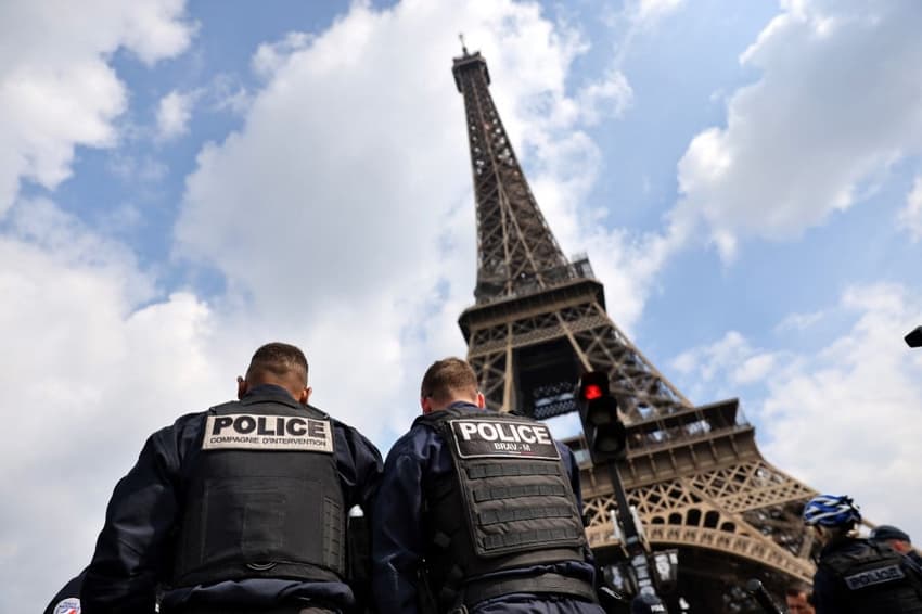 French police arrest three Eiffel Tower tourist scammers