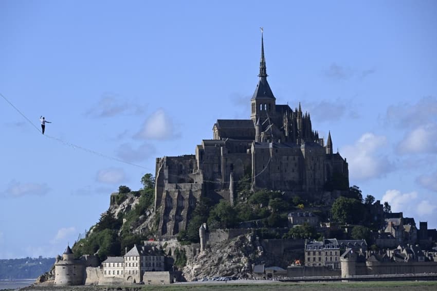 VIDEO: French daredevil beats tightrope record with Mont Saint-Michel crossing