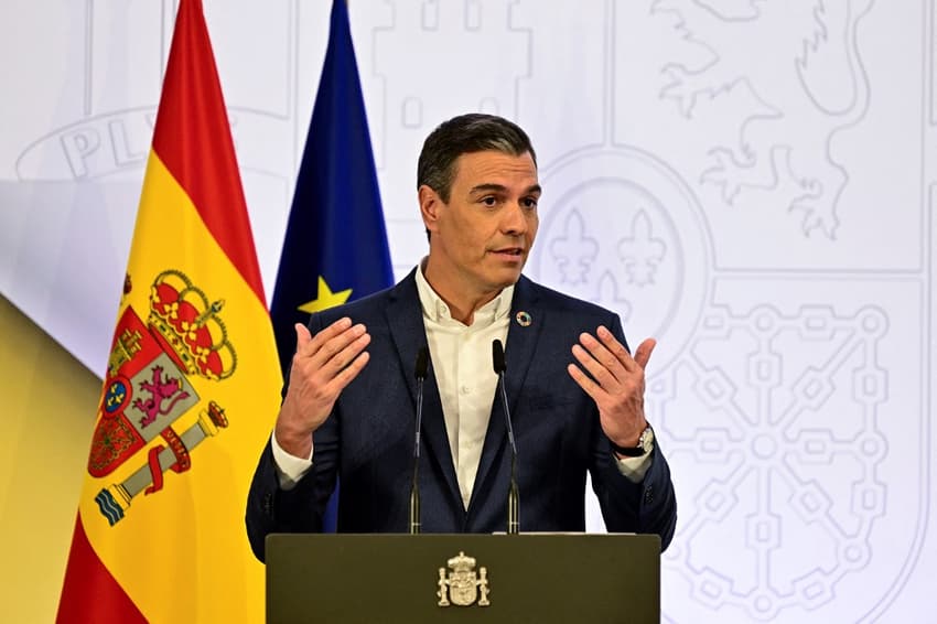 VIDEO: 'Take your ties off', Spain's PM says in bid to save energy