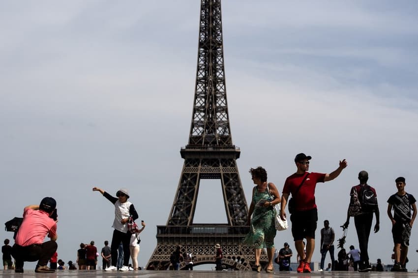 Paris police warn tourists about 'petition' scam