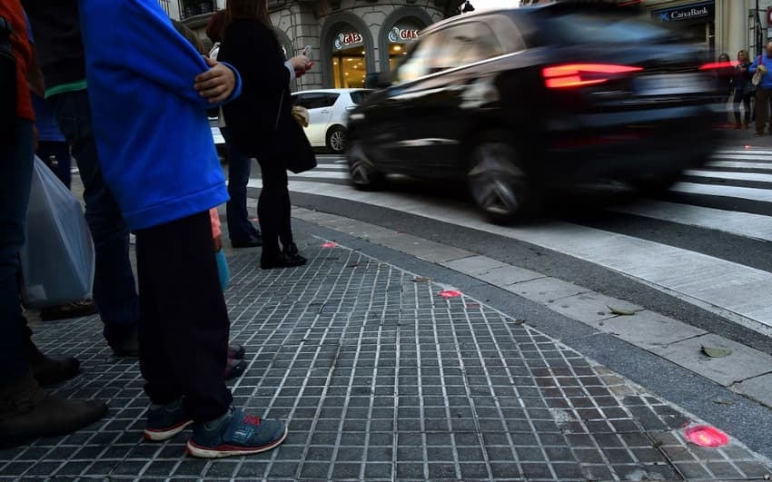 Can you cross the road in Spain when the traffic light is orange? Yes and no