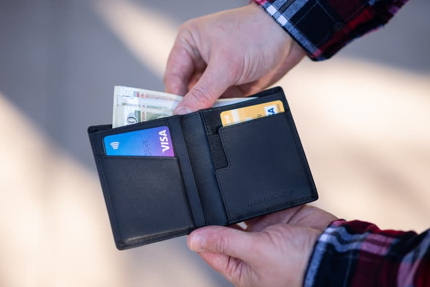 Is it better for tourists in Norway to use cash or bank cards?