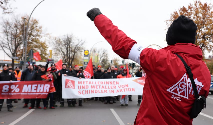 Major German trade union wins pay hike, averting strikes
