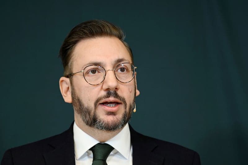 Sweden's new Centre Party leader to renounce Turkish citizenship
