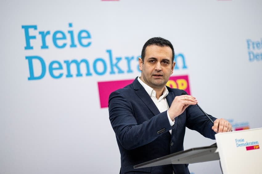 Public officials in Germany should speak English, says FDP