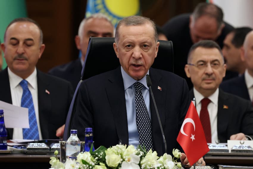 Finnish president in Turkey for Nato talks with Erdoğan