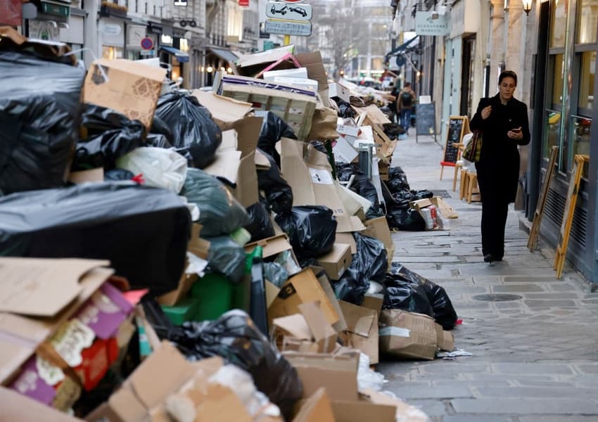 'Another two weeks' to clean thousands of tonnes of rubbish off Paris streets