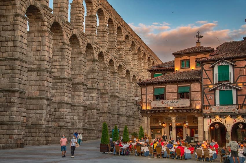 Visitors who lean on Segovia's famous aqueduct face €3,000 fine