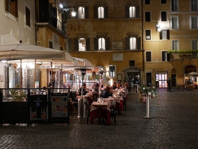 Reader question: What time do people eat dinner in Italy?