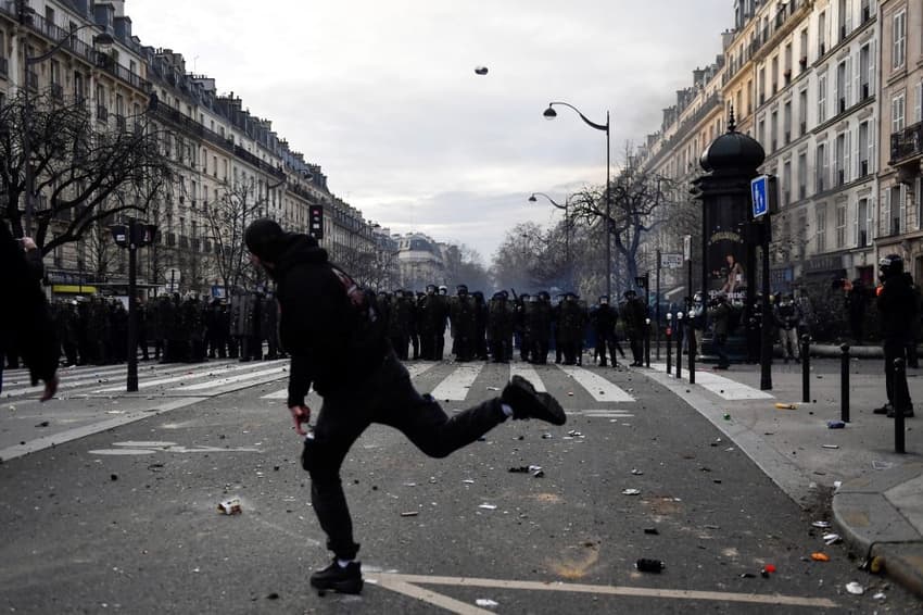 Police 'expect 1,500 anarchists in Paris' on 12th day of French pension protests