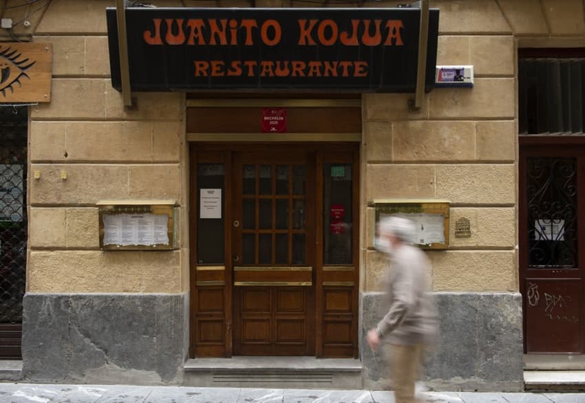 Why do many bars and restaurants in Spain close on Mondays?