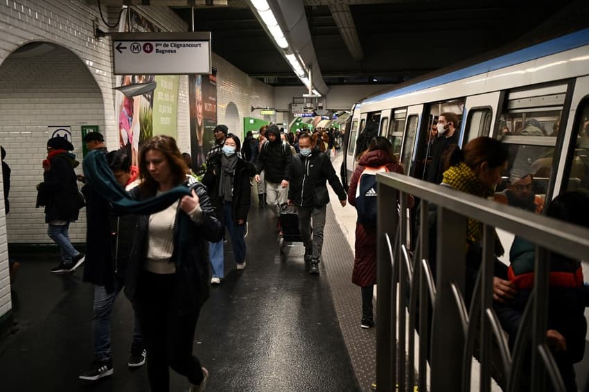 Paris Metro passengers blocked underground in stifling heat