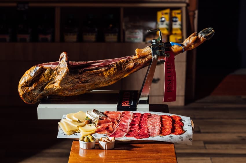 What are the rules on bringing cheese, cured meat and wine to the US from Spain?
