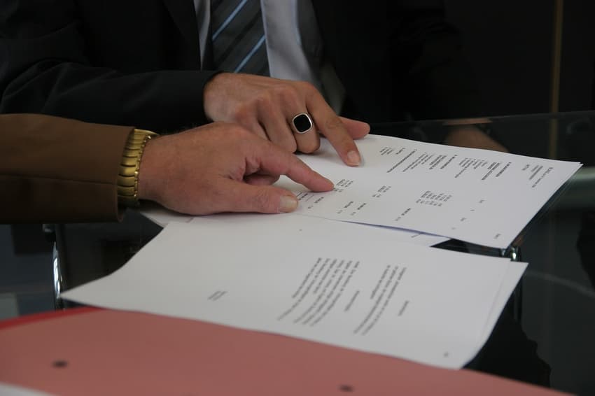 EXPLAINED: What to pay attention to when signing a Swiss work contract