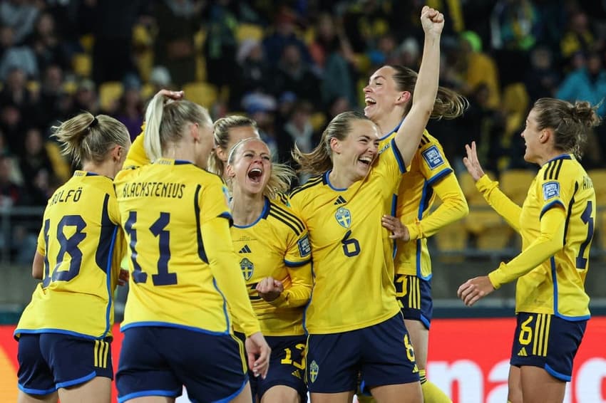 Sweden power into World Cup with 5-0 victory over Italy 
