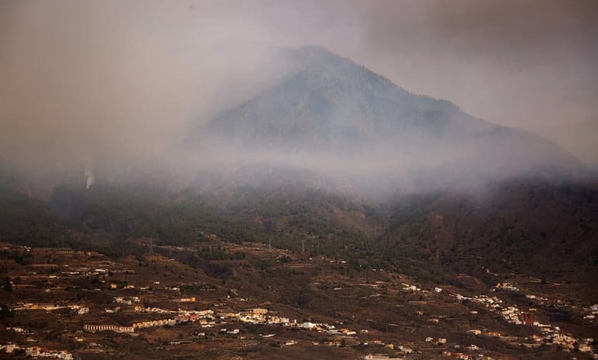 Firefighters make gains against Tenerife wildfire