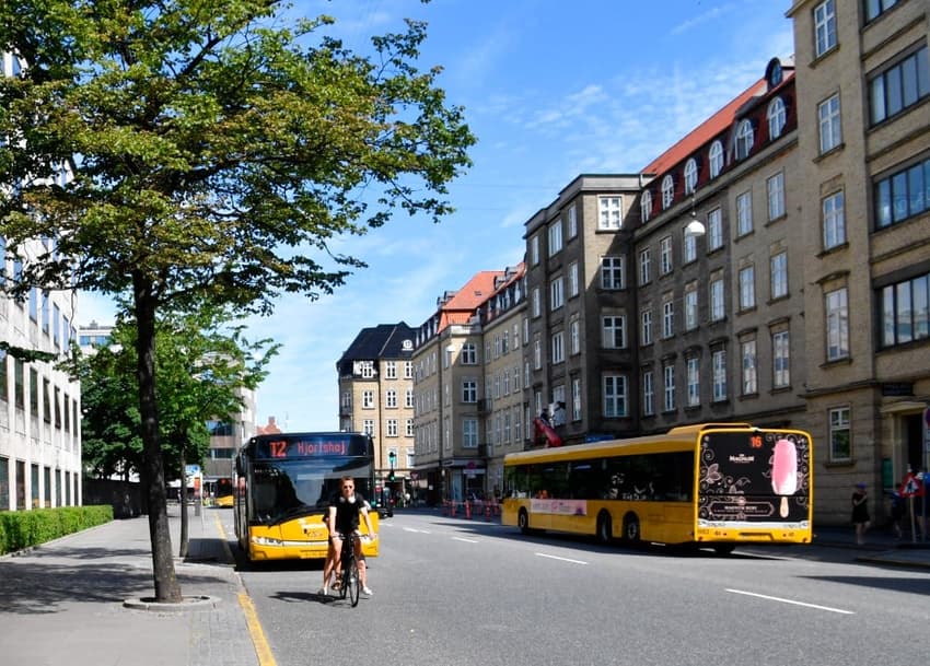 Why are Aarhus buses allowed to refuse cash?