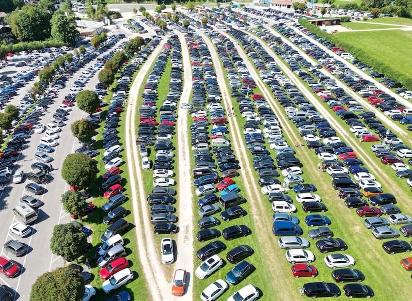 Only Berlin bucks trend as record numbers of cars hit the road in Germany
