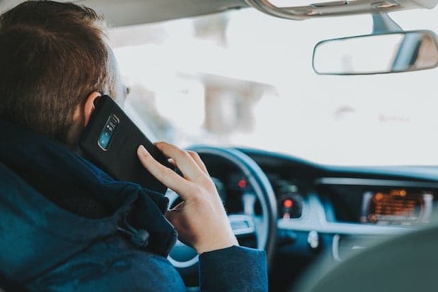 Phones and seatbelts: Study reveals how often Italian drivers break the rules
