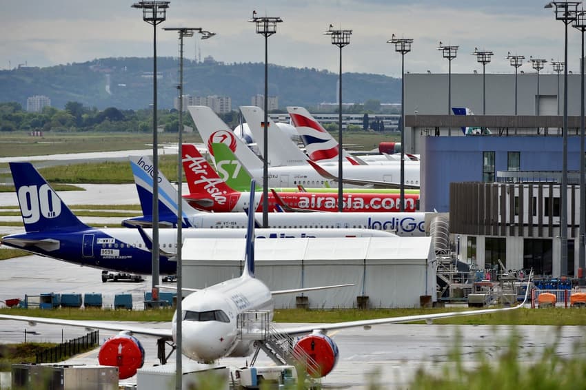 Hoax bomb threats against French airports 'traced to Swiss email'