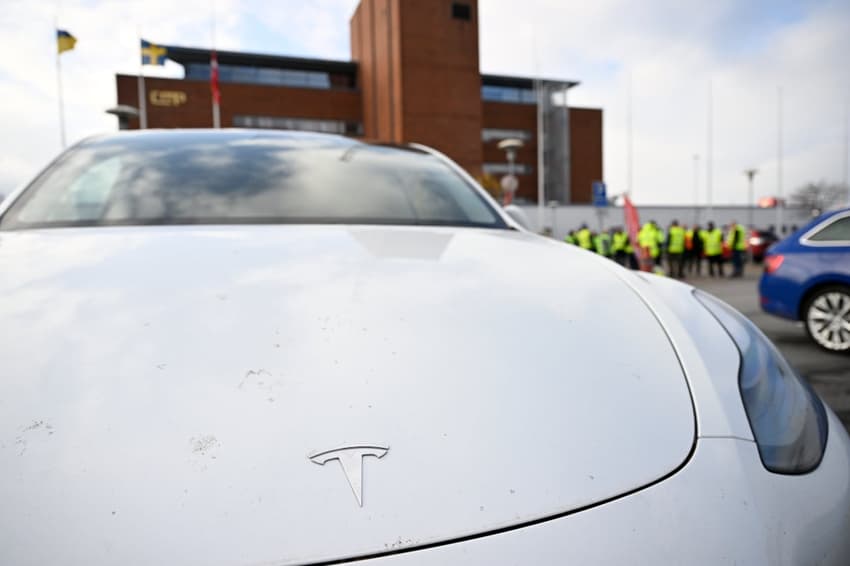 Swedish postal workers join mechanics and dockers in strike against Tesla