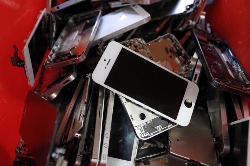 France to offer €25 to cover the cost of mobile phone repairs