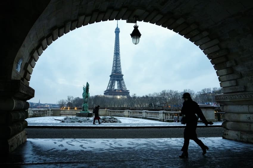 Snow covers Paris and northern France, disrupting transport services