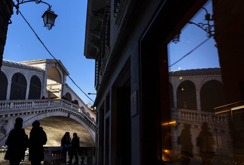 What are the new rules for tourist groups visiting Venice?