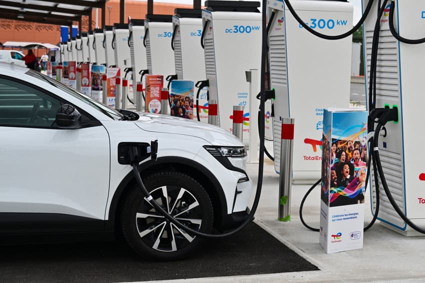 Tens of thousands sign up for French electric car leasing scheme