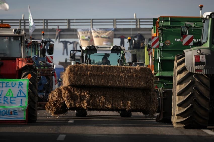 Two die in crash at farmers' roadblock in south west France