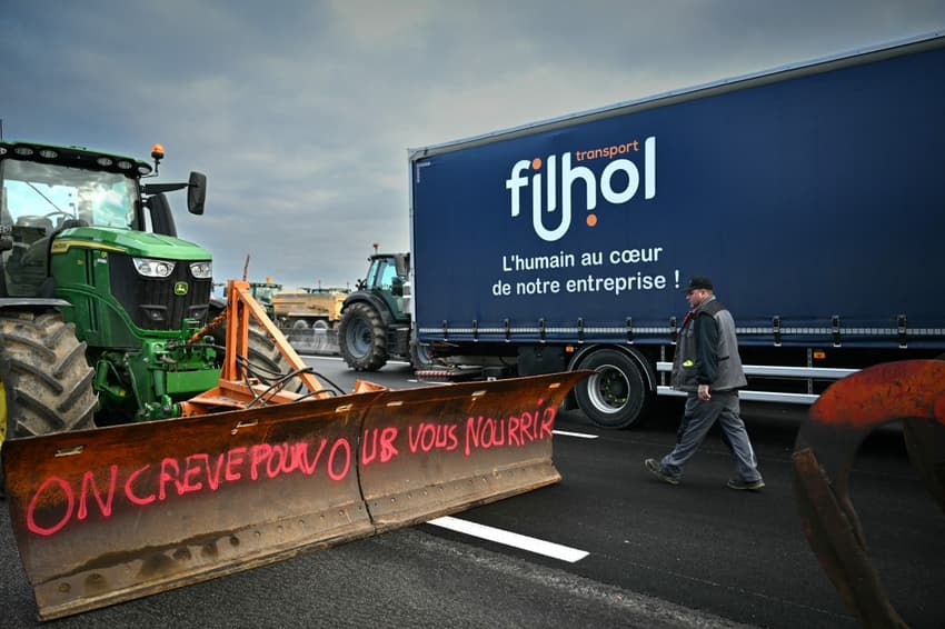 Protesting French farmers seize and burn goods from foreign lorries