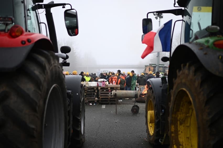 French farmers unions vow Paris 'siege' to pile pressure on government