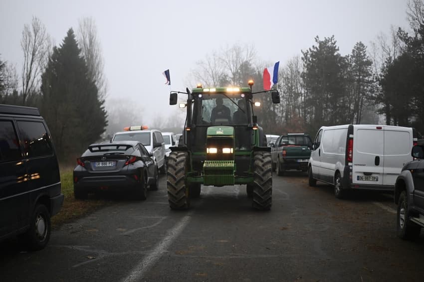 French PM to visit farm as agricultural unions vow Paris 'siege'