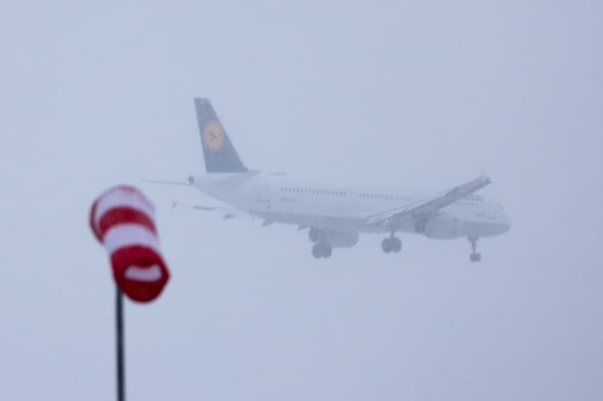 Frankfurt airport cancels hundreds of flights as heavy snow continues