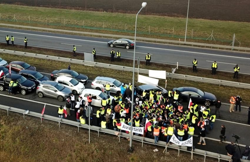 Polish farmers block key road into Germany