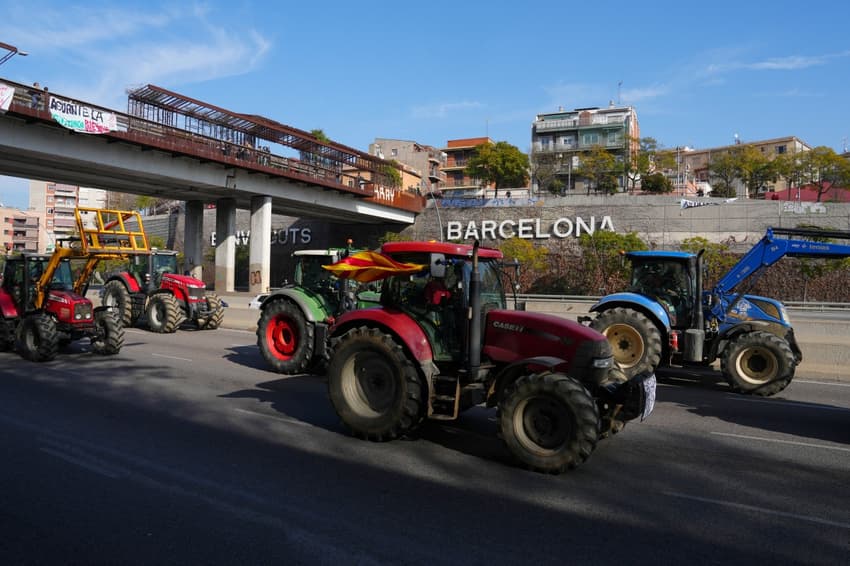 Hundreds of tractors descend on Barcelona on second day of Spain's farmer protests