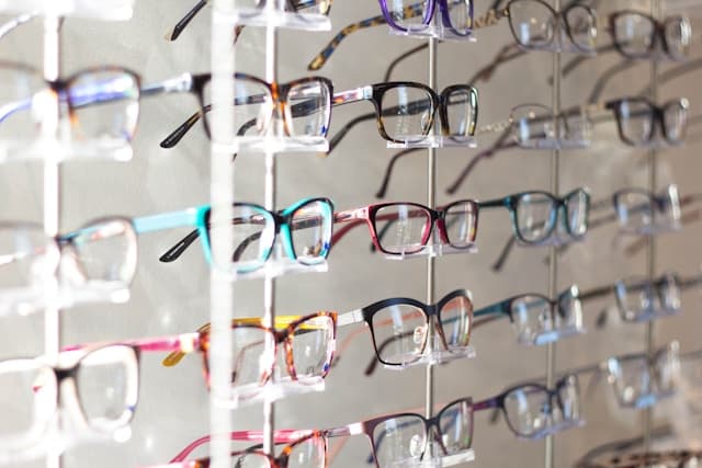 Who can get free glasses and contact lenses in Spain?