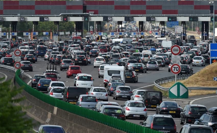 Traffic jams expected on roads in Paris region due to holiday getaway
