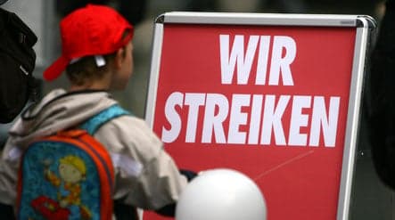 Pre-school teachers go back on strike as day-care wage talks fail