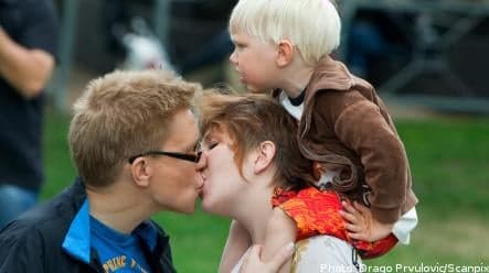 Couples lock lips in Malmö make-out fest