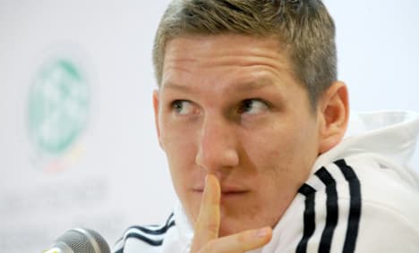 Pinola gives Schweinsteiger apology for spitting at him