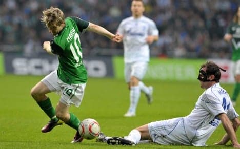 Schalke fight back for draw at Bremen