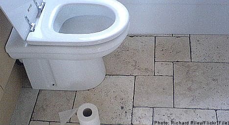 Prisoner reports jail after waiting for loo roll