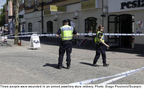 Three shot in jewellery heist on busy street