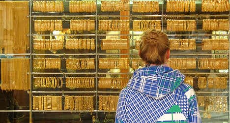 Italians cash in gold as crisis grips