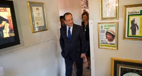 Hollande pays 'emotional' visit to Mandela home