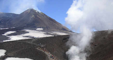 Mount Etna eruption shuts Italian airport
